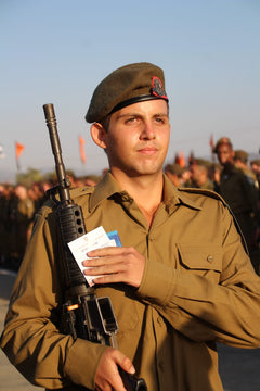 נעים להכיר, אני אביב.