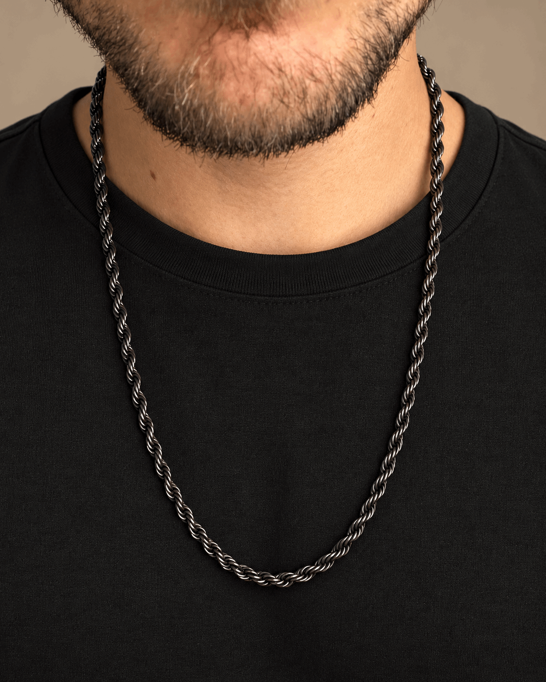 שרשרת CROWN מושחר 5 מ״מ — צילום לבישה בסטודיו