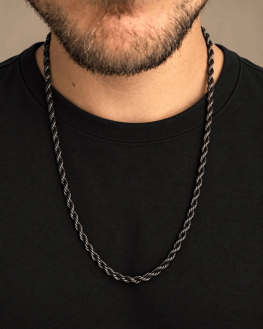 שרשרת CROWN מושחר 5 מ״מ — צילום לבישה בסטודיו