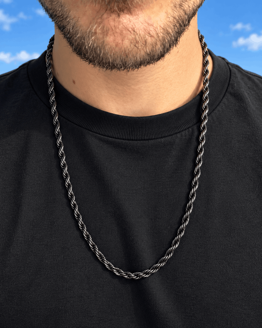 שרשרת CROWN מושחר 5 מ״מ — צילום לבישה על רקע שמיים