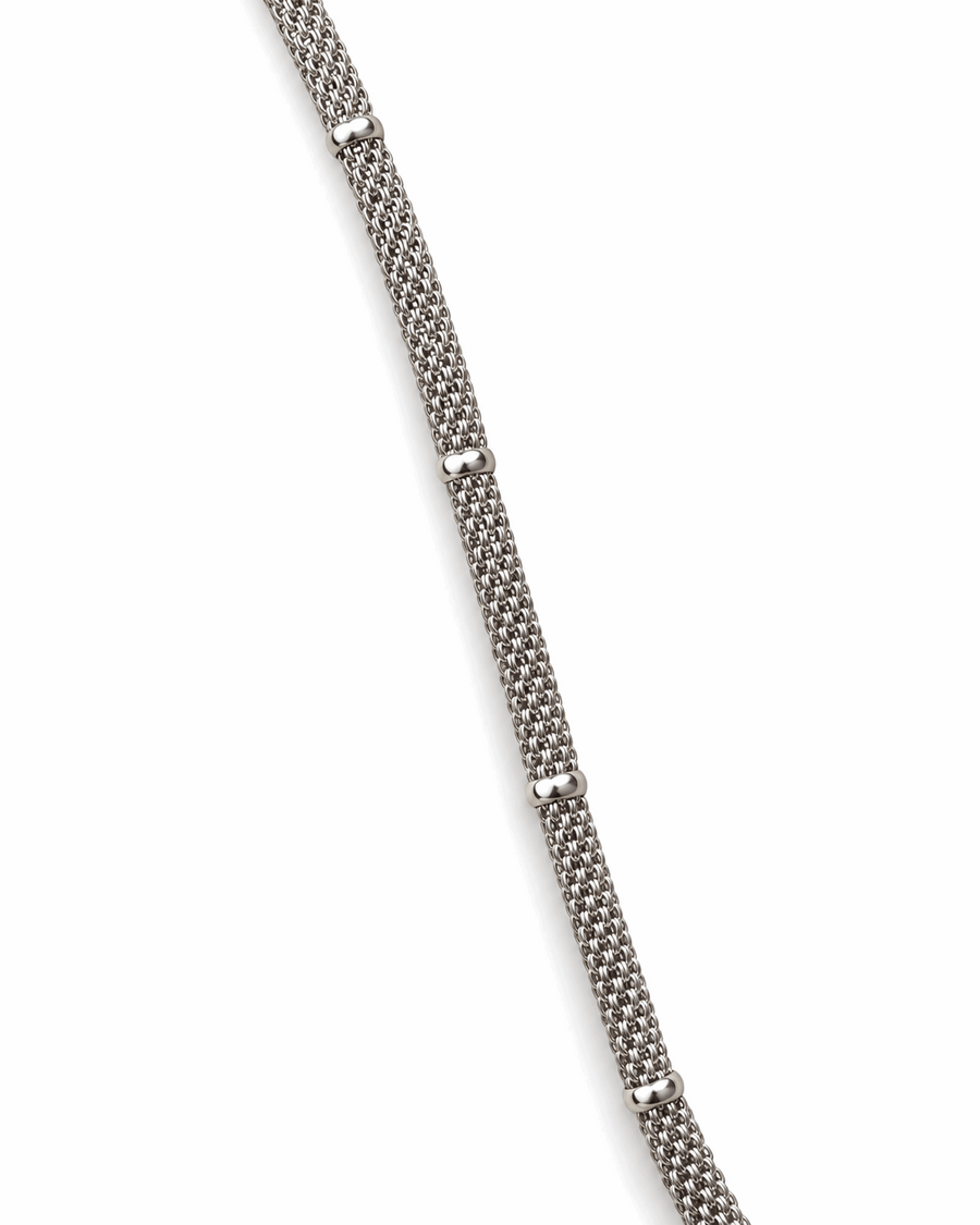 שרשרת SNAKE כסף — תקריב אריגה וטבעות חיבור על רקע לבן