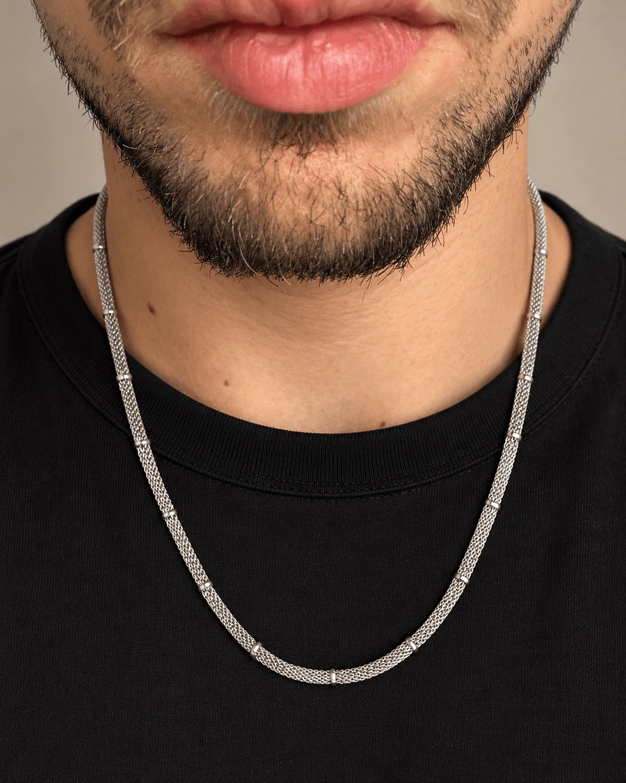 שרשרת SNAKE כסף — צילום לבישה בסטודיו