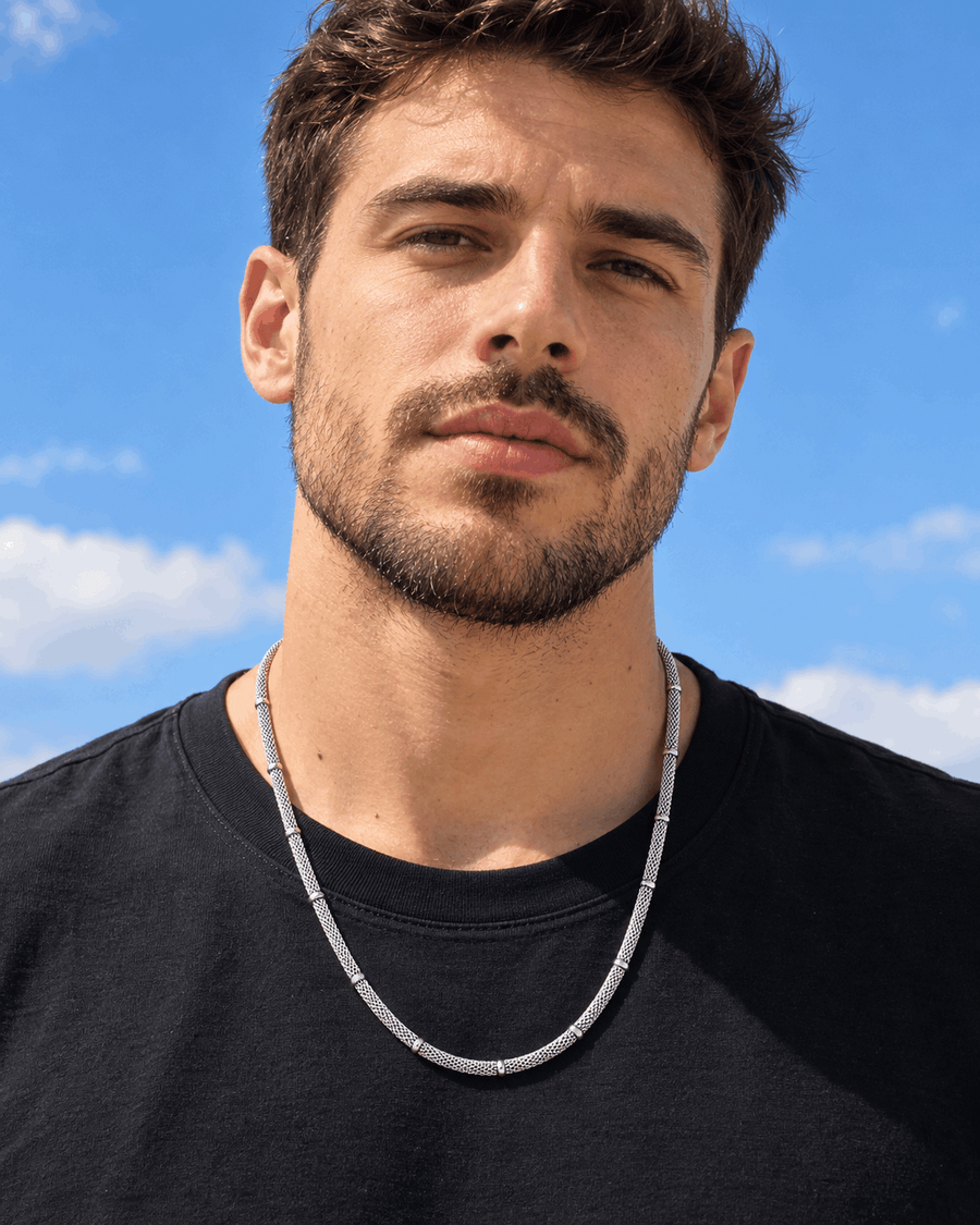 שרשרת SNAKE כסף — צילום לבישה עם שמיים כחולים